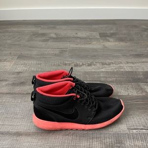 Nike Rosherun Mid- Black Atomic Red